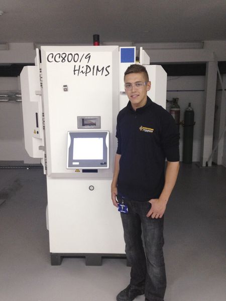 Im Rahmen einer Schulung machen Cemecon-Mitarbeiter den Kunden mit der neuen Beschichtungsanlage vertraut. (Bild: Cemecon)