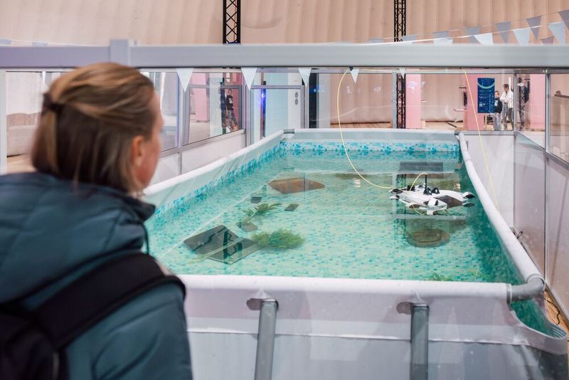 Der Unterwasserroboter kann durch den Pool navigiert werden.  (Bild: David Biedert)
