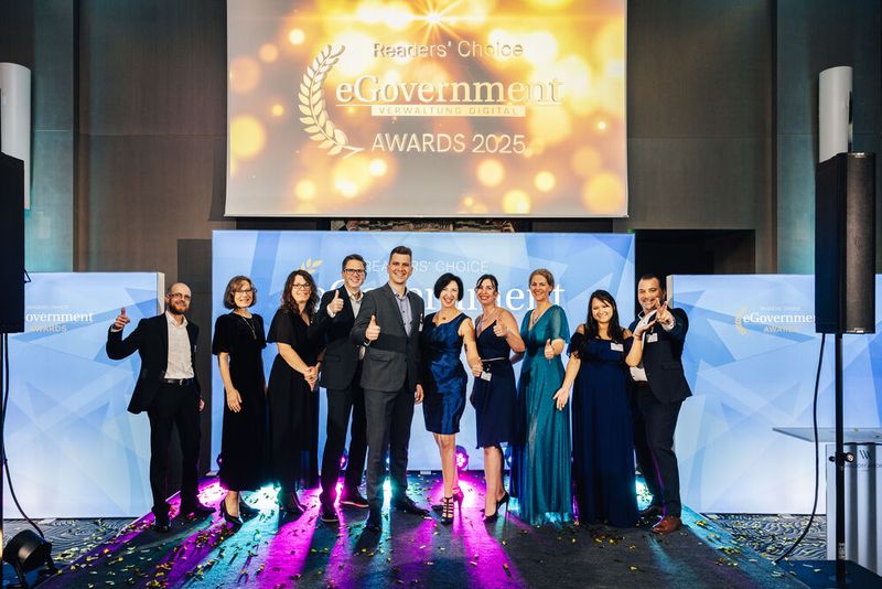 Herzlichen Glückwunsch noch einmal vom Organisations- und Moderationsteam (v.r.n.l.): Harald Czelnai, Serina Sonsalla, Margit Lieverz, Heike Kubitza, Sandra Schüller, Johannes Kapfer, Tobias Teske, Susanne Ehneß, Nicola Hauptmann und Stephan Augsten. (Bild: © Offenblende/Christoph Wehrer )