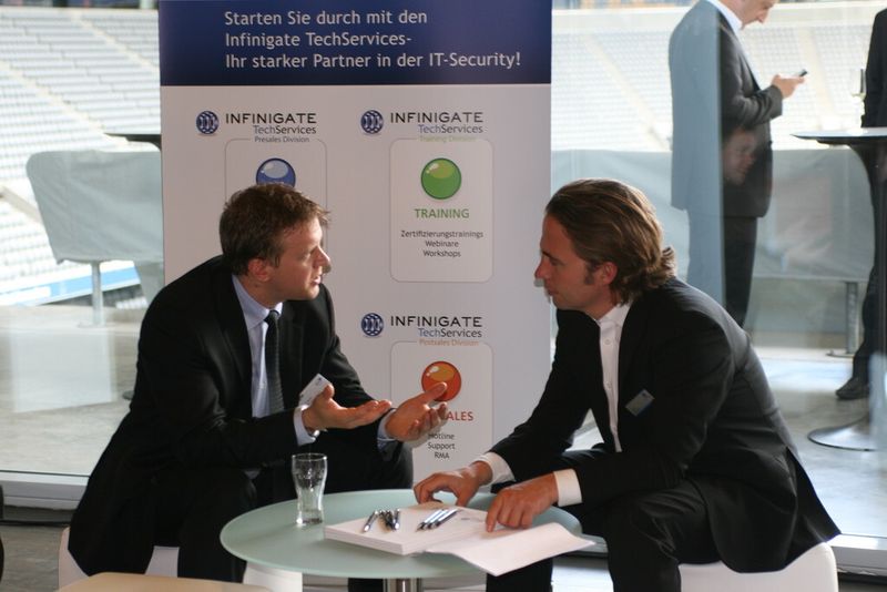 Patrick Kuttruff (HP Enterprise Security Services) im Gespärch mit Daniel Bußäger (Infinigate) (Archiv: Vogel Business Media)