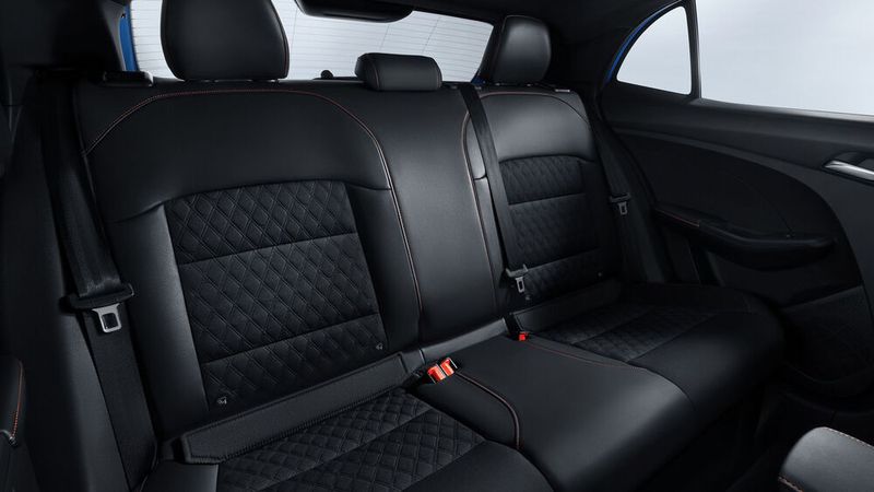 Im Fond gibt es die klassenüblichen zwei Außenplätze mit ausgeformten Bänken und einen etwas engeren Platz in der Mitte. (Bild: MG Motor Deutschland GmbH)