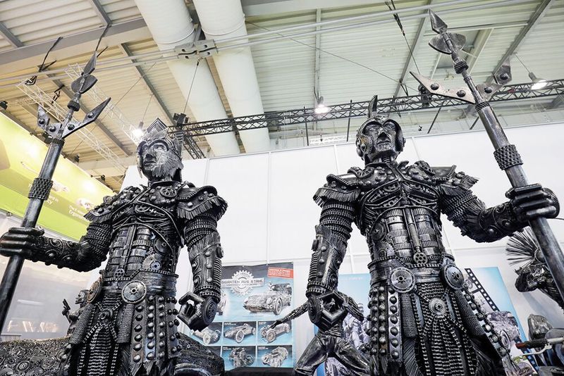 „Giganten aus Stahl“  – Skulpturen aus Altmetall in voller Lebensgröße hielten in Halle 14 die Wacht. (Michael Heck)