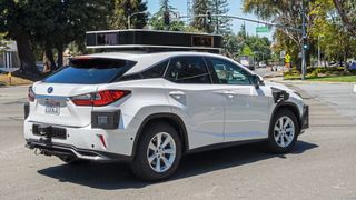 Ein zum selbstfahrenden Fahrzeug umgebauter Testwagen von Apple ist im Silicon Valley zu sehen. Laut einem Medienbericht wird das Projekt nun aber endgültig eingestampft. (Bild: picture alliance/dpa)