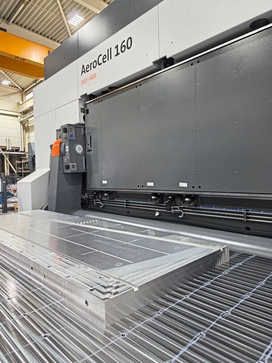 A special fixture was used for machining the rear spar in two clamping operations. Setup 1 was performed with low-clamping tension, while in Setup 2, vacuum technology ensured a secure hold.(Source: Mapal)