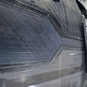 Auf der linken Seite des MFFD erzeugte der am Fraunhofer IWS entwickelte Verfahrensansatz die finale Längsnahtverbindung zwischen der oberen und unteren Rumpfhälfte eines acht mal vier Meter messenden Abschnitts aus „Carbon Fiber Reinforced Thermo-Plastics“ (CFRTP) – in Originalgröße.(Bild:  Clean Aviation)