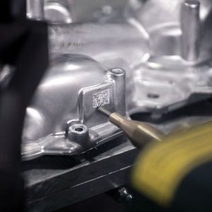 Kennzeichnet man die Bauteile mit einem QR-Code, den man in den folgenden Prozessen
scannt, ist eine Rückverfolgung möglich.