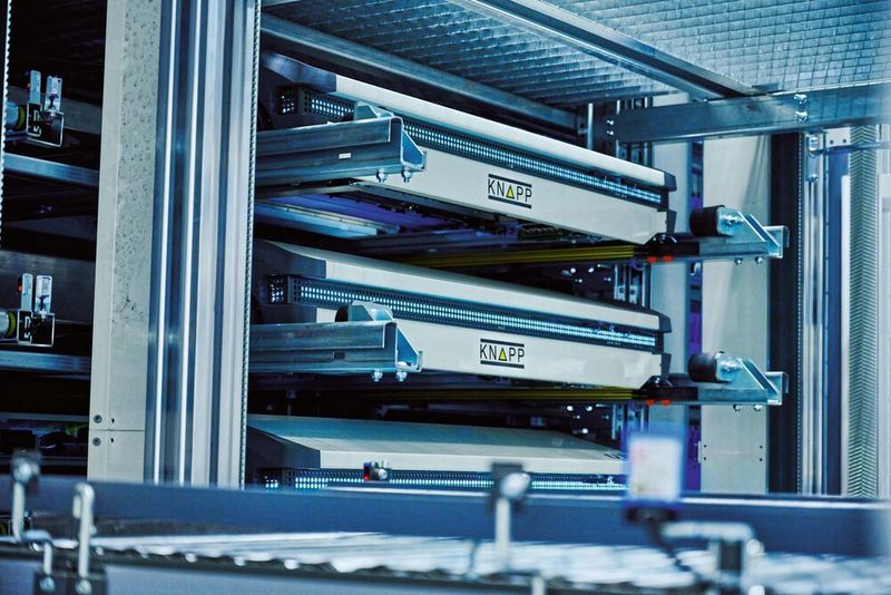 Alle Kleinteile lagern zentral im OSR Shuttle Evo und werden ausgelagert, wenn diese in der Produktion benötigt oder als Ersatzteile versendet werden. (Bernd Niederwieser/Knapp)