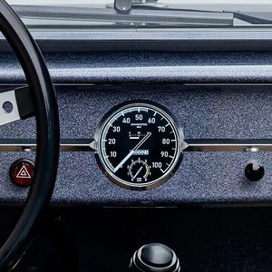 Das von der Luftfahrt inspirierte Zentralinstrument soll den einzigartigen Charakter des Fahrzeugs unterstreichen und dem Fahrer ein flugcockpitähnliches Erlebnis bieten.(Bild:  Meyers Manx)