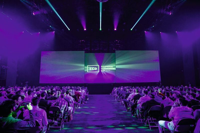 Das Publikum fieberte der Keynote auf der Hauptbühne entgegen. (Shopware / Prepixel)