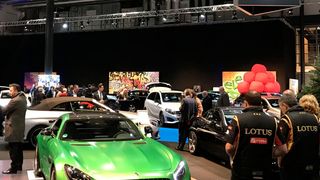 Auf der „Automobil 2018“ präsentieren Autohändler drei Tage lang rund 300 Neuwagen. Ziel ist es, auf der Messe möglichst viele Autos zu verkaufen.  (Michel / »kfz-betrieb«)