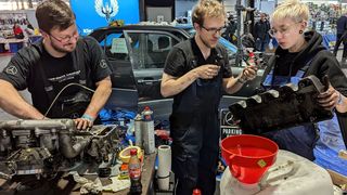 Anders als auf anderen Oldtimermessen: junge Menschen beim Live-Zylinderkopfschrauben auf der Bremen Classic Motorshow. (Bild: Dominsky – VCG)