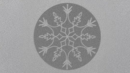 Un flocon de neige créé à l'aide d'un rayon laser : cette structure magnétique a été générée au PSI à l'aide d'un laser industriel, non pas à des fins décoratives, mais pour démontrer la possibilité de modifier précisément des matériaux, ce qui présente un potentiel pour le stockage de données, l'IA et la photonique.(Source :  Institut Paul Scherrer PSI / Aleš Hrabec, Lauren Riddiford, Jeffrey Brock)