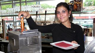 Ganz einfach: Die integrierte Steuerung sorgt für stets gleichbleibende Grillqualität – innen heiss, aussen knusprig. (Bild: smartwurst GmbH)