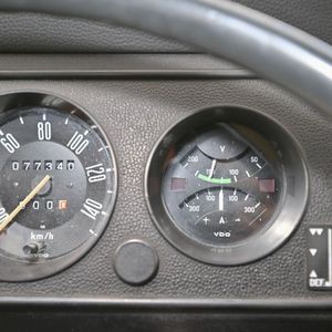 Statt einer Zeituhr beherbergt das Kombiinstrument eine spezifische Volt- und Ampere-Anzeige zur Überwachung des E-Antriebs. (Bild:  Volkswagen AG)