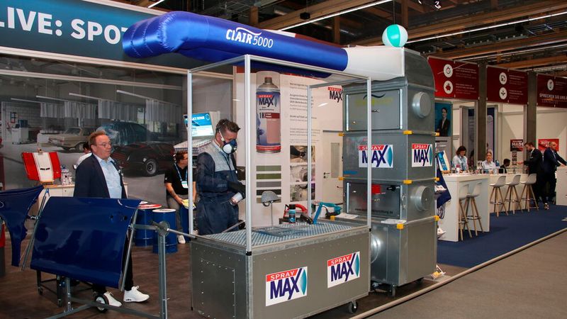 Bei SprayMax stand die praktische Anwendung mit der Sprühdose im Vordergrund und der neue 1K-Kunststoff Haftvermittler für unbeschichtete Kunststoffteile. (Bild: Jürgen Klasing)