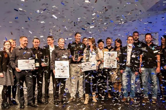 Das AZN-Team und das Team von A/B/S Autoservice Reiff gemeinsam auf der Bühne.