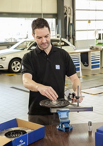 Vor dem Einbau der Kupplung sollte die Kupplungsscheibe auf Planschlag überprüft werden. (Foto: Ralf Barthelmes)