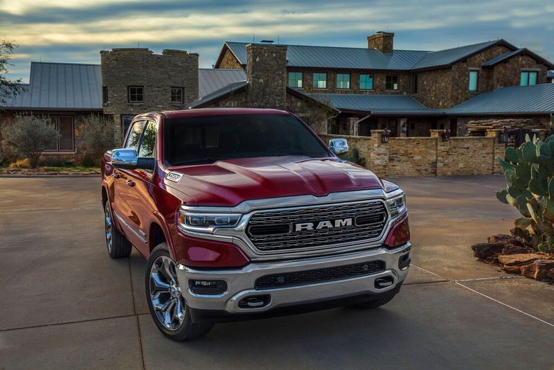 Wo der Ram 1500 stehen soll, verdeutlicht dieses Bild: in den US-Vororten. (FCA)