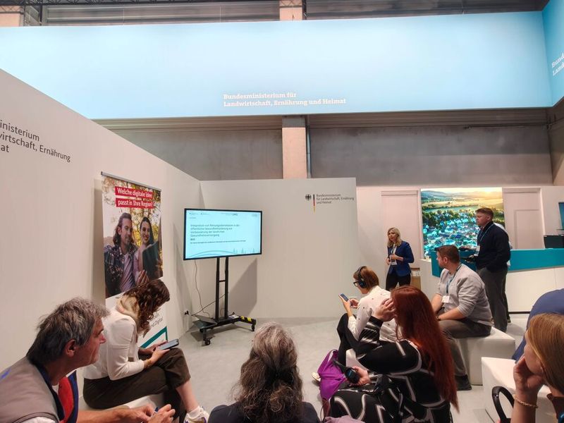 Am Stand des Bundesministeriums für Landwirtschaft, Ernährung und Heimat fand am 13. Oktober 2026 eine Präsentation zum Verbundprojekt IRIS statt. (Bild: © Serina Sonsalla)