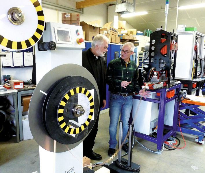Hier unterhalten sich zwei Stanzexperten: Ekkehard Hüne (l.) von der Leicht Stanzautomation GmbH in Bretten und Wilhelm Settele, Creative Automation GmbH & Co. KG in Roßhaupten. Leicht ist Standardlieferant für die Wickeltechnik an Settele-Maschinen. (Bild: Kuhn)