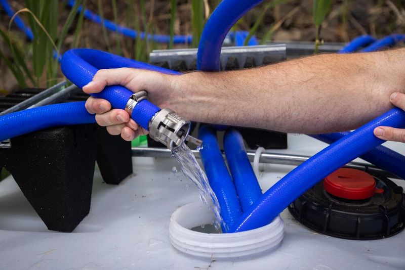  PEM-Brennstoffzellen wandeln Wasserstoff im Zuge einer elektrochemischen Reaktion in Strom, Wärme und Wasser um.  (Bild: John Brecher/Microsoft)