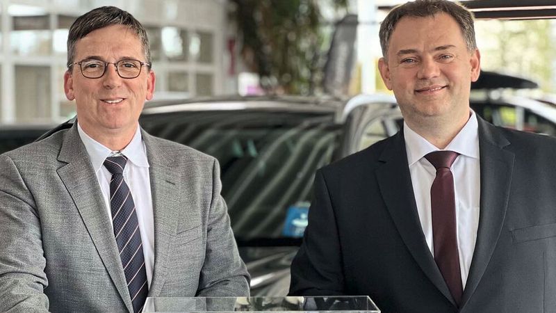 Die beiden Geschäftsführer des Autohauses Tosch in Luckau, Ingo Haberland (links) und Andreas Tosch, mit der 2021er-Trophäe. (AH Tosch)