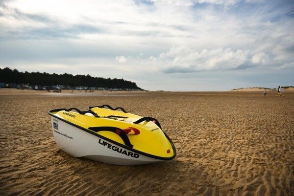 Das solarbetriebene ASAP am Strand (asapwatercraft)
