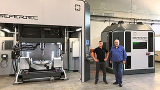 Thomas Kögler (links) von Gefertec übergibt die arc405 an Gregor Sodeikat, Geschäftsführer bei Rolf Lenk. (Gefertec)