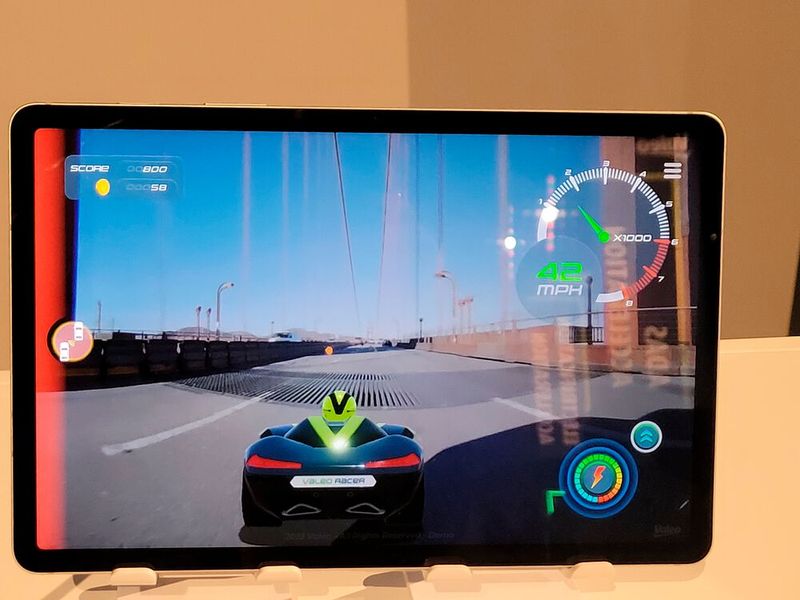 Dabei handelt es sich um ein Extended-Reality-Spielerlebnis für Passagiere, das die reale Umgebung des Fahrzeugs und 3D-Elemente kombiniert. (Bild: Stefanie Eckardt)