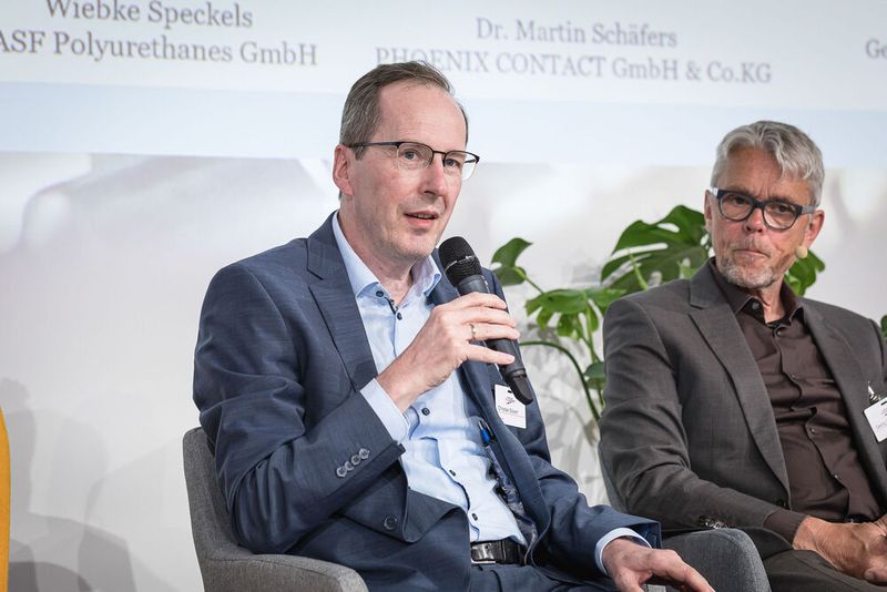 Anwenderkongress Steckverbinder 2023: Tag 1 mit Basisseminaren, Podiumsdiskussion und Posterslam. (Bild: Stefan Bausewein)