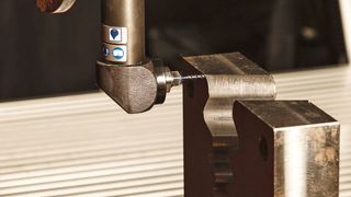 Bild 1: Roboter während der Bearbeitung eines Versuchswerkstücks. Es erfolgt eine Anpassung der Roboterbewegung an die genaue Lage des Bauteils. (Bild: Fraunhofer IPA)