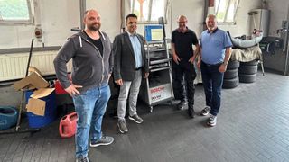 Das AÜK-Wittnessaudit erfolgreich bestanden: „AU Inspektor“ Mark Koch beim Autohaus Fritz Koch GmbH in Bielefeld (2. v. r.) mit (v. l.) Benjamin Gramm Auditor BIV, Michael Breuer, stellvertretender Technischer Leiter (BIV) & Leiter der Konformitätsbewertungsstelle (KBS) sowie Peter Herget, Fachbegutachter der DAkkS (Bild: ZDK)