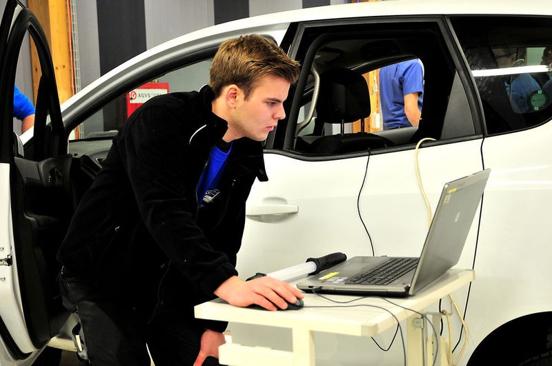 Für das deutsche Kfz-Gewerbe kämpften Simon Kazimirowicz, PLW-Landessieger in NRW, und ... (Schmidt/»kfz-betrieb«)