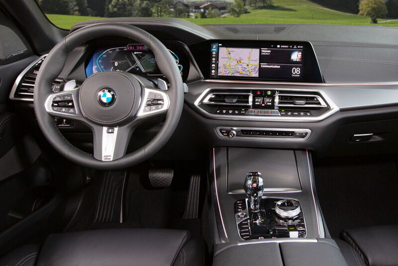 Modern eingerichtet: Die Kommandozentrale des BMW X5 xDrive45e. (BMW)