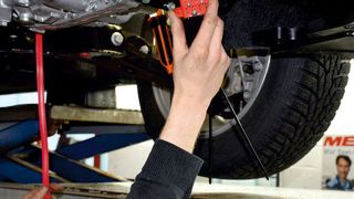 Der Monteur muss beim Platzieren der Platten einen sinnvollen Kompromiss zwischen einfacher Montierbarkeit und der Lage der zu schützenden Bauteile finden. (Holz)