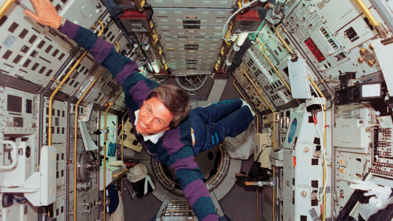 Ulrich Walter: Mission: D2 (STS-55). Von 26. April 1993 bis 6. Mai 1993. Das Space Shuttle Columbia brachte das zweite mehrfach nutzbare deutsche Raumlabor (Spacelab) in den Orbit. Auf der multidisziplinären Mission führte die Crew fast 90 Experimente auf den Gebieten Material- und Lebenswissenschaften sowie Technologie, Automatisierung, Robotik, Erd- und Weltraumbeobachtung durch. (DRL)