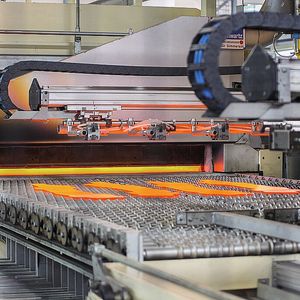 Bild 1: Karosseriebleche erhalten in den Anlagen zum Formhärten eine deutliche höhere Festigkeit. Trotz weniger Gewicht werden Autos damit sicherer.