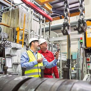 Wenn mehrere Maschinen in einer Anlage neu verkettet werden, so ist zu prüfen, ob diese Anlage die Bedingungen für eine „Gesamtheit von Maschinen“ erfüllt. In diesem Fall steht die Schnittstellenbetrachtung im Fokus.(Bild:  Ce-Con)