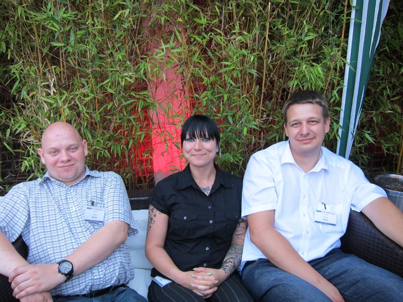 (v. l.) Robert Becker, IFQ, Kirstin Kraus und Florian Reuß, Fornax EDV, hatten eine gute Sicht auf die Bands. (Bild: IT-BUSINESS)