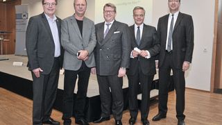 11. Berliner Automobildialog: (v. li.) Heinrich Coenen (Berliner Verkehrsbetriebe), Weert Canzler (Wissenschaftszentrum Berlin für Sozialforschung), Stefan Ax (Verband der Mercedes-Benz Vertreter), Christoph Konrad und Axel Koblitz (beide ZDK). (Bild: Zietz/»kfz-betrieb«)