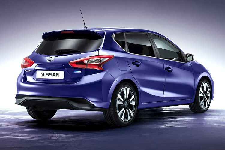 Mit seinen starken Seitenlinien, markanten Radkästen und der zum Heck hin ansteigenden Gürtellinie passt der Pulsar zu seinen Geschwistern Qashqai und Juke. (Foto: Nissan)