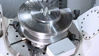 Forschern des IPT ist es mihilfe eines 5G-Sensors gelungen, die Kollisionsgefahr bei Werkzeugmaschinen zu bannen. (Fraunhofer IPT / Paperplane Productions)