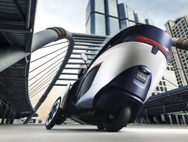 Der Toyota i-Road kombiniert die Vorzüge eines Autos mit der Wendigkeit eines Zweirads (Bild: Toyota)
