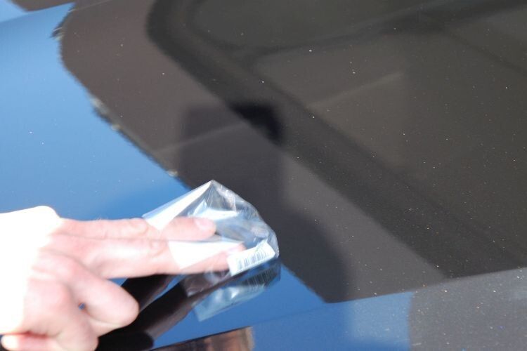 Der Geheimtrick des erfahrenen Polierers – so ertastet man auch kleinste Unebenheiten. (Foto: Holz)