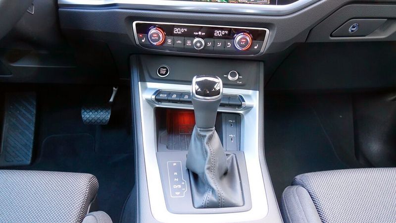 Es gibt auch noch herkömmliche Bedienelemente wie diese schönen Drehregler für die Klimaanlage. Nur der Motorstartknopf und der Drehregler für die Lautstärke sind etwas ungünstig platziert. (Rosenow/»kfz-betrieb«)