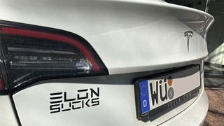 „Elon sucks“: Die klare Distanzierung von Tesla-Gründer Elon Musk sieht man immer häufiger auf Fahrzeugen des US-Herstellers. Fraglich ist, wie sehr die Verkaufszahlen langfristig leiden. (Bild: Rehberg – VCG)