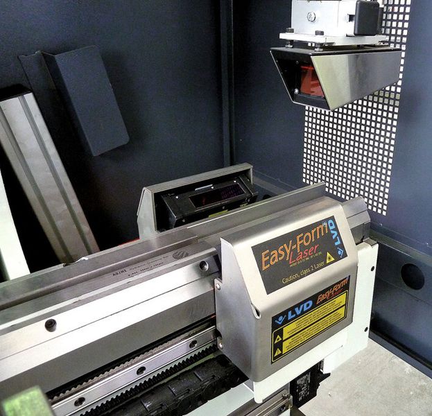 Das Easy-Form-Laser-System ist automatisch mit der interaktiven Datenbank von LVD verbunden. Das sichert dem Anwender exakte Biegetoleranzen und Winkelkorrekturen und stellt sicher, dass auch bei Losgröße eins das Werkstück als Gutteil herauskommt. (Bild: Kuhn)