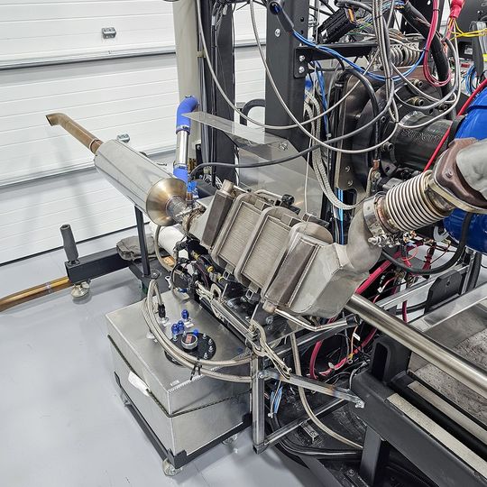 Mit Motorabgas beheizter Ammoniakcracker des Fraunhofer IMM im Teststand.(Bild:  First Ammonia Motors)