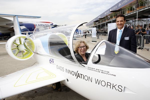 Im französischen Bordeaux absolvierte der elektrisch angetriebene E-Fan 2.0 seinen ersten öffentlichen Flug. Für Airbus ist das Trainingsflugzeug der Anfang der Elektroflugzeug-Entwicklung. (EADS)