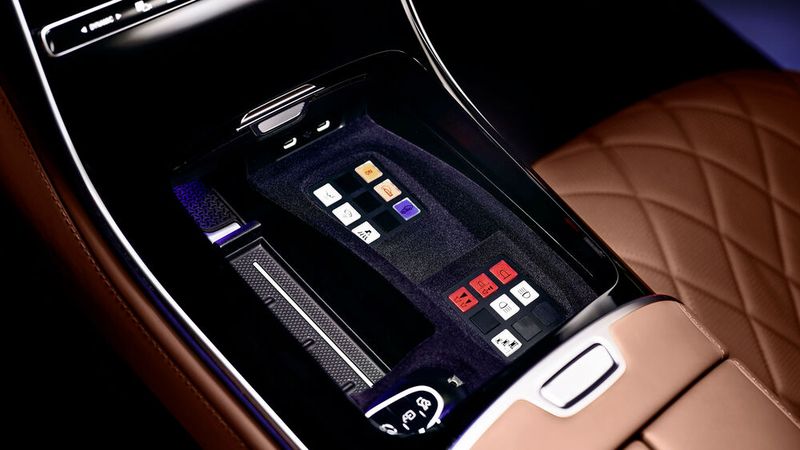 Gegensprechanlage und Luftversorgung lassen sich von Bord aus speziell steuern. (Bild: Mercedes-Benz)